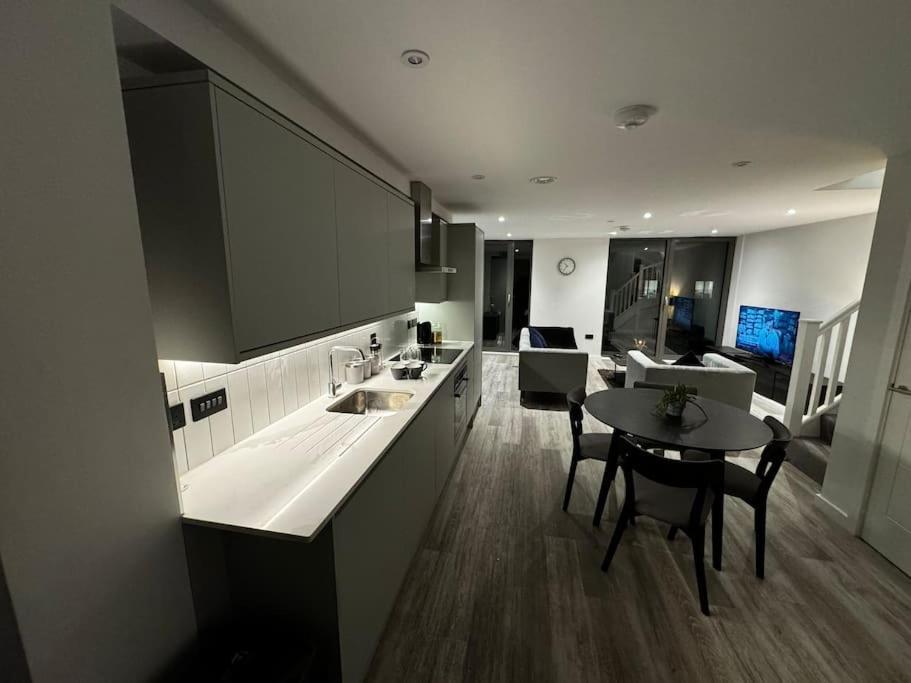 2 Bedroom Modern Luxury Apartment In The Heart Of Birmingham Exterior photo