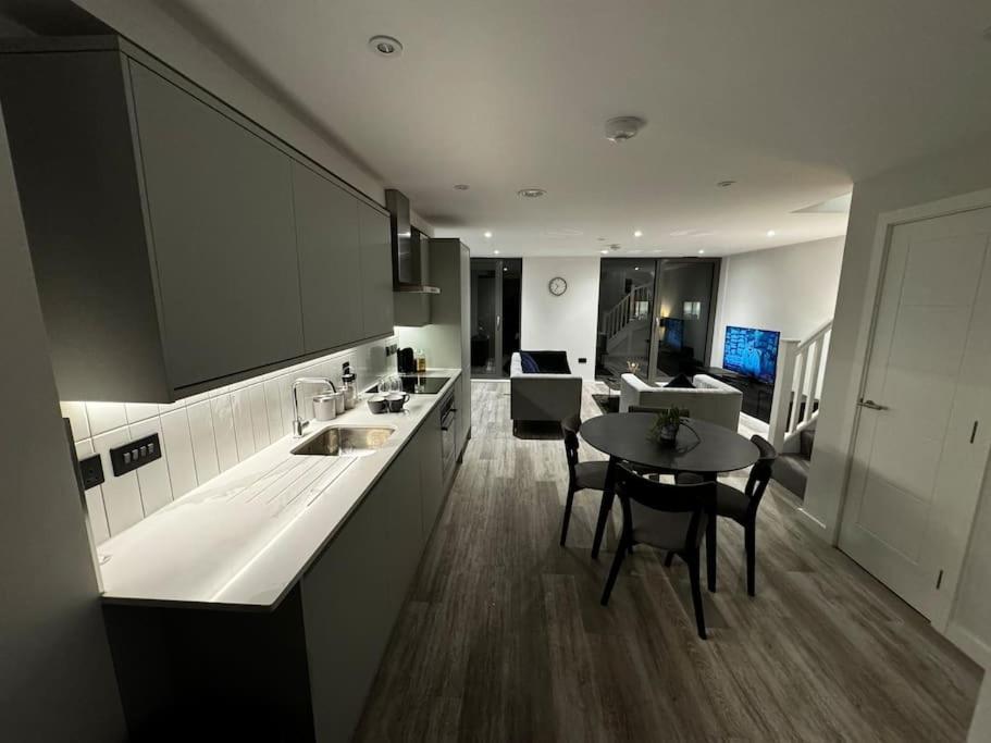 2 Bedroom Modern Luxury Apartment In The Heart Of Birmingham Exterior photo